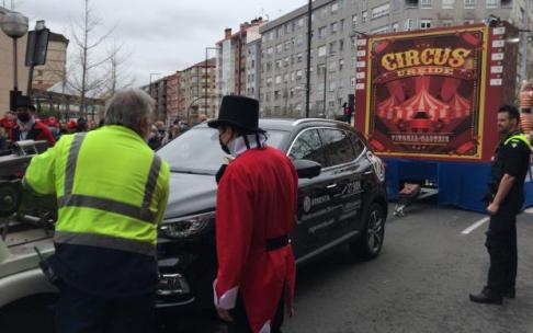 Coche remolcado en el segundo desfile del Carnaval de Vitoria. Coche remolcado en el segundo desfile del Carnaval de Vitoria.