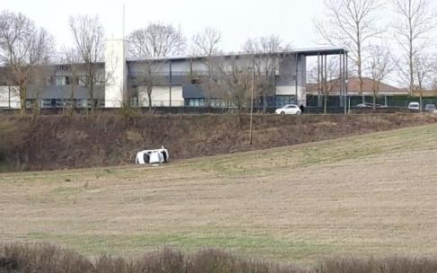 Coche volcado en la calle Malizaheza.