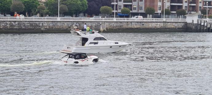 El coche anfibio se ha dejado ver esta mañana por aguas vizcainas