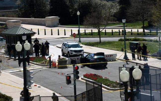 El coche que ha embestido a dos agentes en el Capitolio.