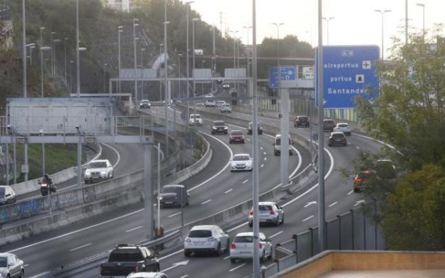 Vehículos en una autovía.