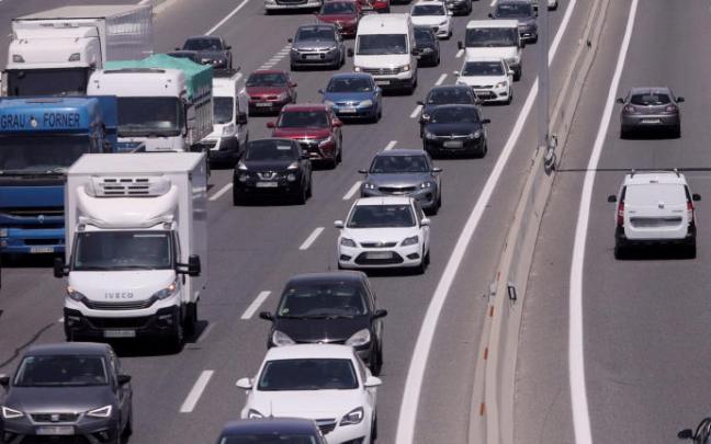 Tráfico en una autopista. Tráfico en una autopista.