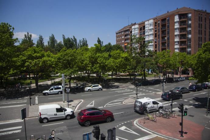 Coches circulando en el cruce de Madre Vedruna y Avenida de Gasteiz.