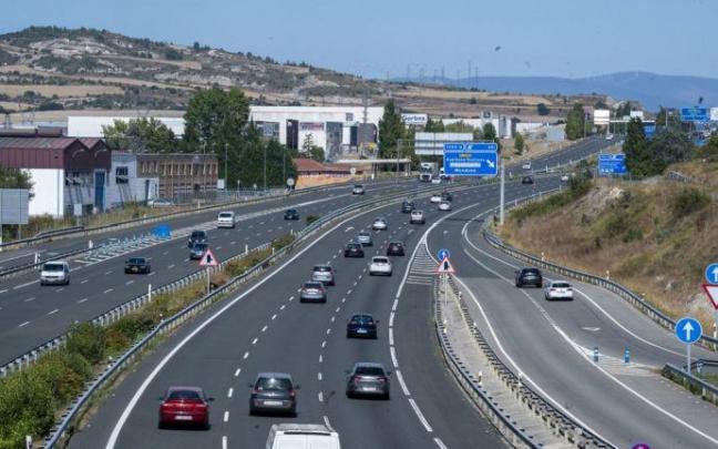 Coches circulando en autovía.