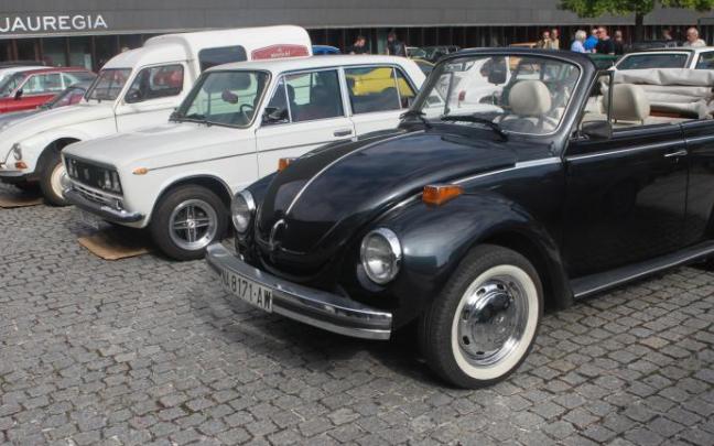 Imagen de una concentración de coches clásicos.