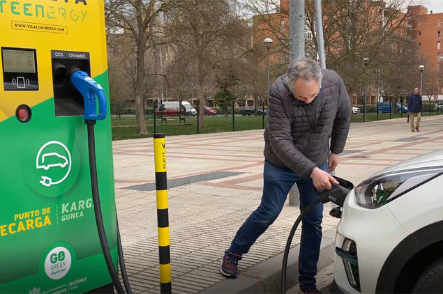 Un hombre recarga su coche eléctrico en Pamplona.