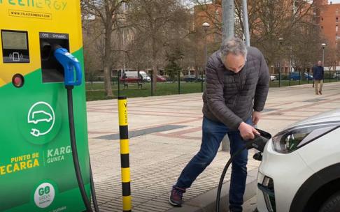 Un hombre recarga su coche eléctrico en Pamplona. Un hombre recarga su coche eléctrico en Pamplona.