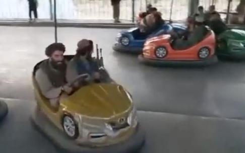 Los talibanes en los autos de coche. Los talibanes en los autos de coche.