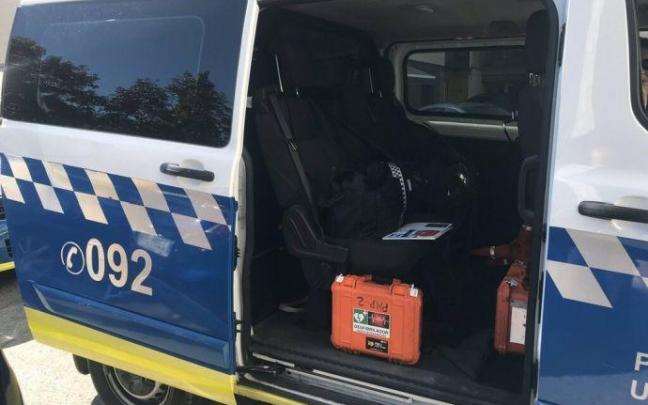 Un furgón de la Policía Municipal, con un desfibrilador en su interior Un furgón de la Policía Municipal, con un desfibrilador en su interior