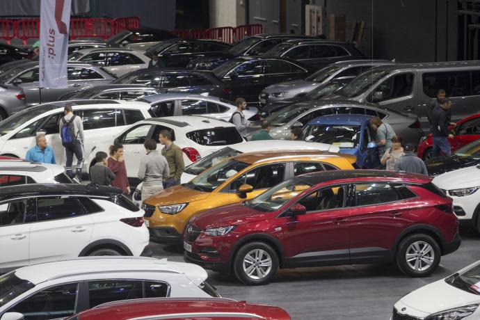 Coches expuestos en una feria de vehículos de kilómetro 0 organizada por Grupo Mundomóvil para potenciales compradores.