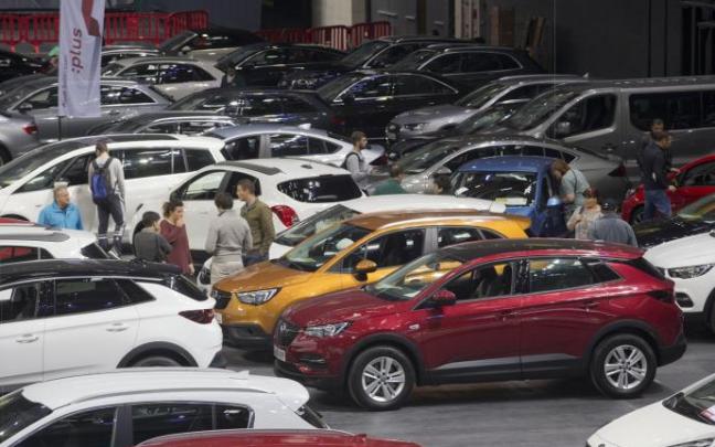 Coches expuestos en una feria de vehículos de kilómetro 0 organizada por Grupo Mundomóvil para potenciales compradores. Coches expuestos en una feria de vehículos de kilómetro 0 organizada por Grupo Mundomóvil para potenciales compradores.