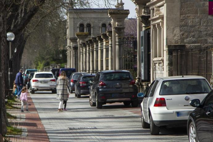 Coches aparcados en doble fila a la hora de la salida de los alumnos del colegio Vera Cruz.