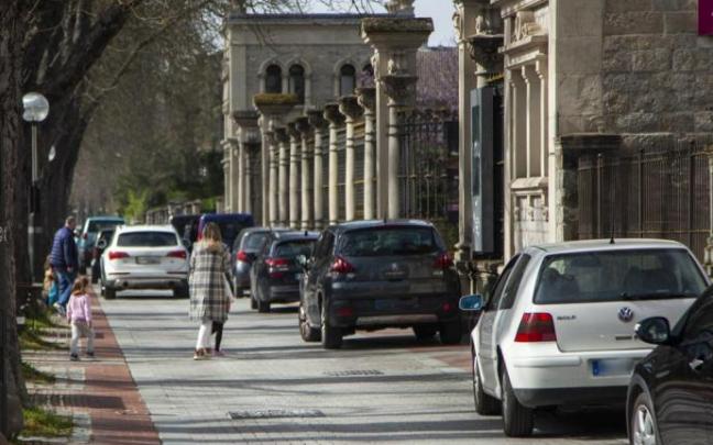 Coches aparcados en doble fila a la hora de la salida de los alumnos del colegio Vera Cruz.