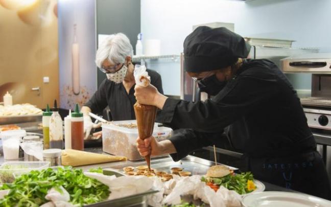 Una cocinera imparte un curso de comida. Una cocinera imparte un curso de comida.