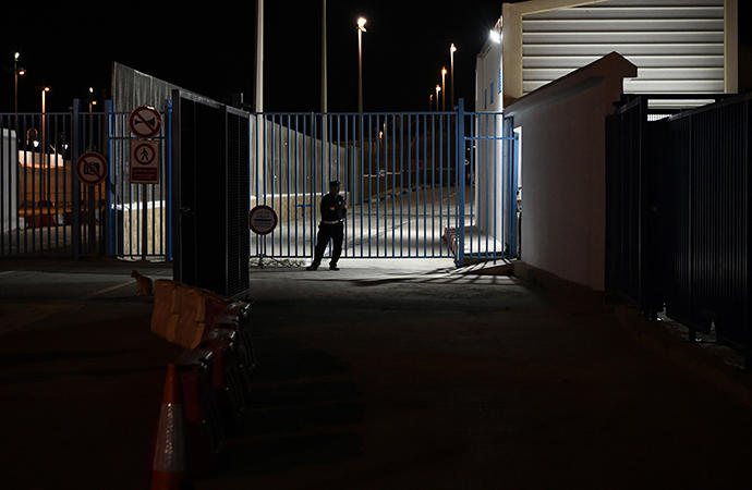Un agente vigila la frontera de España y Marruecos en Ceuta.