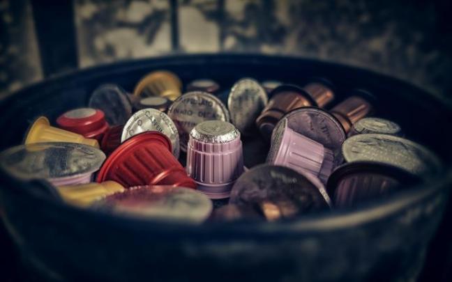 Las cápsulas de aluminio son reciclables pero es un proceso largo y un tanto costoso, por lo que se buscan alternativas biodegradables. Las cápsulas de aluminio son reciclables pero es un proceso largo y un tanto costoso, por lo que se buscan alternativas biodegradables.