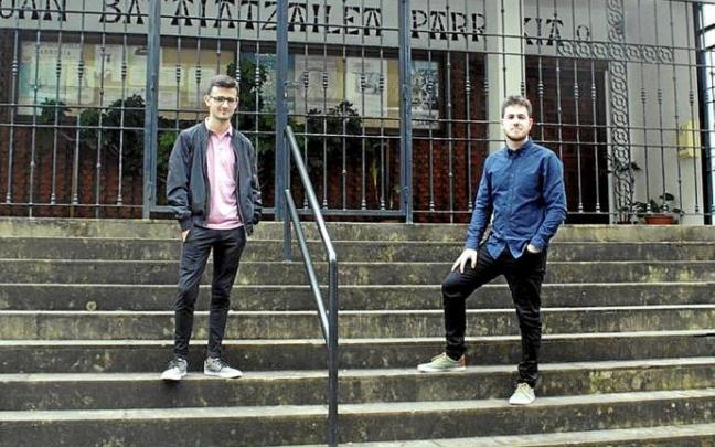 Alvar Tife e Iñaki Gezala, frente a la parroquia de Anaka. Foto: J.G.