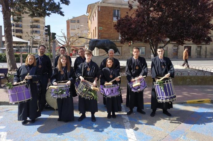 Los integrantes de la cofradía de Tambores del Santo Sepulcro del Calvario de Lodosa durante la procesión de este pasado domingo.