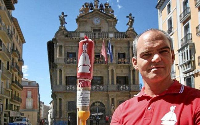 López, en la plaza Consistorial con un cohete exactamente igual al que explotará en 2022. López, en la plaza Consistorial con un cohete exactamente igual al que explotará en 2022.
