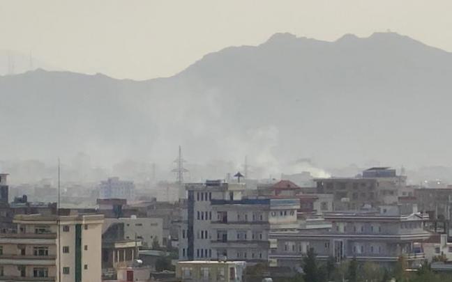 Humo en los alrededores del aeropuerto de Kabul Humo en los alrededores del aeropuerto de Kabul