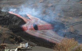 Una de las coladas surgidas tras la erupción del volcán Cumbre Vieja Una de las coladas surgidas tras la erupción del volcán Cumbre Vieja