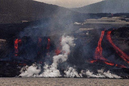 Coladas de lava del volcán Cumbre Vieja desde la playa de Puerto Naos.