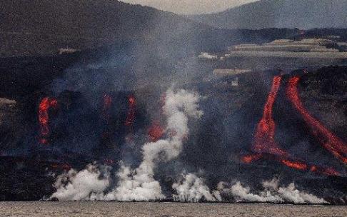 Coladas de lava del volcán Cumbre Vieja desde la playa de Puerto Naos. Coladas de lava del volcán Cumbre Vieja desde la playa de Puerto Naos.