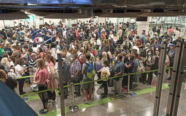 Largas colas en los controles de seguridad de Barajas. Largas colas en los controles de seguridad de Barajas.
