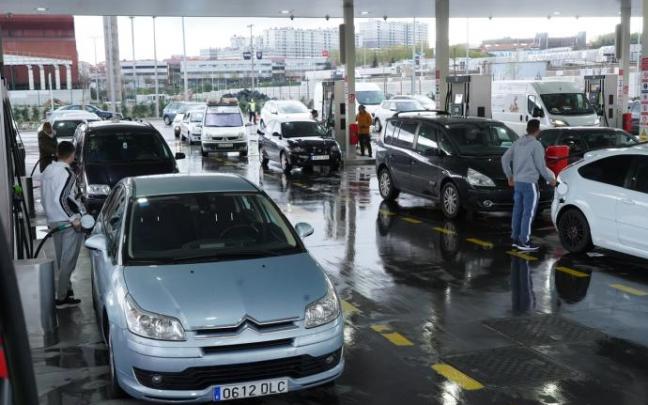 Las gasolineras vizcainas han registrado colas sobre todo a primera hora Las gasolineras vizcainas han registrado colas sobre todo a primera hora