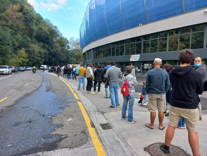 Colas en Anoeta este sábado para comprar la camiseta de la Copa.