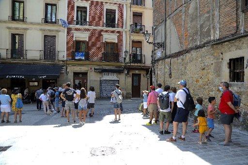 Larga cola ante el restaurante Gandarias