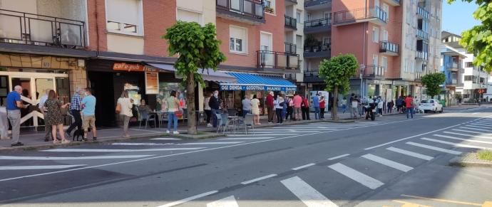 Larga fila para entrar en la oficina de la OTA, ayer lunes.