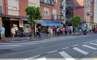 Larga fila para entrar en la oficina de la OTA, ayer lunes.