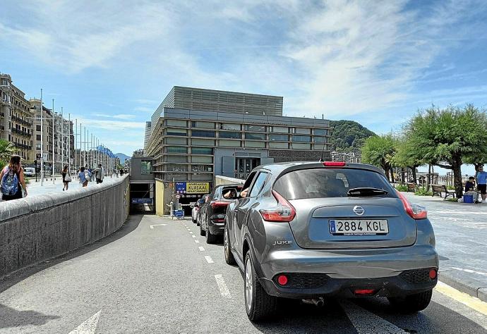 Una cola de coches para acceder al parking del Kursaal, al mediodía de ayer. Foto: N.G.