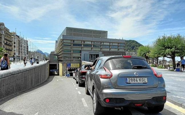 Una cola de coches para acceder al parking del Kursaal, al mediodía de ayer. Foto: N.G.
