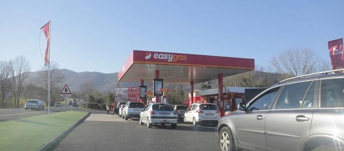 Las colas son una constante en las gasolineras que Easygas tiene en Hondarribia