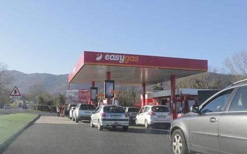 Las colas son una constante en las gasolineras que Easygas tiene en Hondarribia