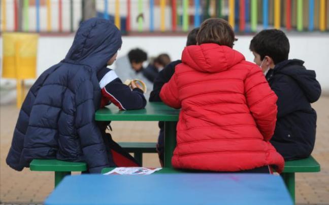 Varios niños juegan en el recreo durante el primer día de clase presencial tras las navidades. Varios niños juegan en el recreo durante el primer día de clase presencial tras las navidades.