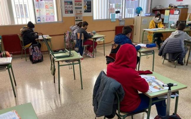 Varios alumnos en un colegio. Varios alumnos en un colegio.