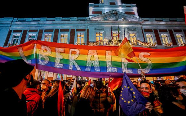 Concentración por los derechos LGTBI+ en la Puerta del Sol. Concentración por los derechos LGTBI+ en la Puerta del Sol.