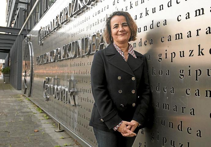 Ana Ugalde, directora de Gestión del Conocimiento de la Cámara de Gipuzkoa, en la entrada de la entidad cameral.