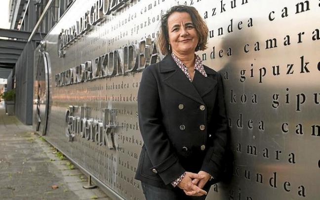 Ana Ugalde, directora de Gestión del Conocimiento de la Cámara de Gipuzkoa, en la entrada de la entidad cameral. Ana Ugalde, directora de Gestión del Conocimiento de la Cámara de Gipuzkoa, en la entrada de la entidad cameral.