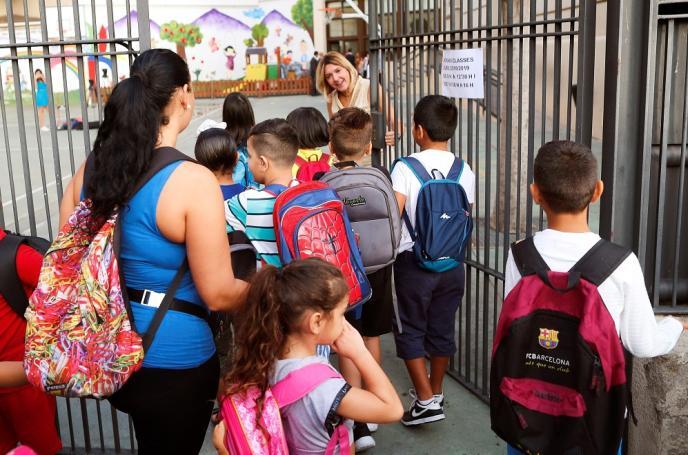 Varios niños a la puerta de un colegio en Catalunya.