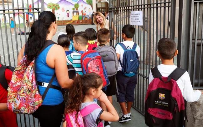 Varios niños a la puerta de un colegio en Catalunya. Varios niños a la puerta de un colegio en Catalunya.