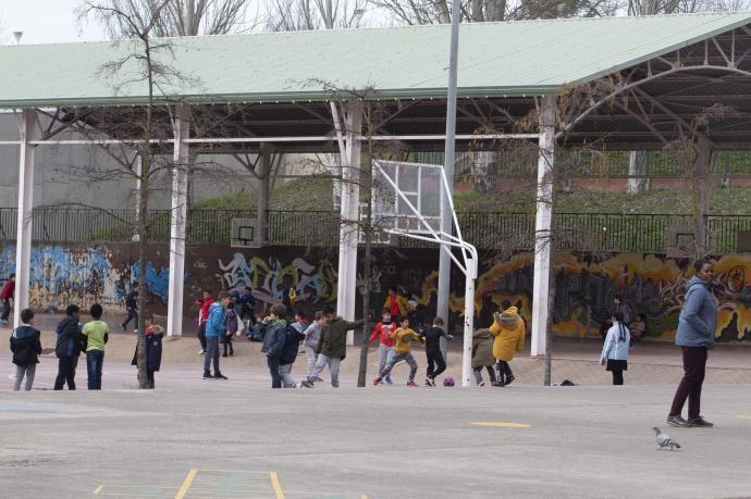Niños jugando a la hora del recreo en el patio del colegio.