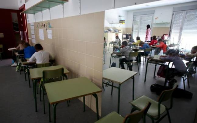Varios alumnos y una profesora con mascarilla en clase. Varios alumnos y una profesora con mascarilla en clase.