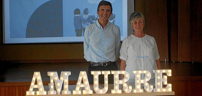 La directora del colegio Amaurre de Amurrio, Amaia Aldama, junto al director de Bidaide Fundazioa, Agustín Eizagirre.