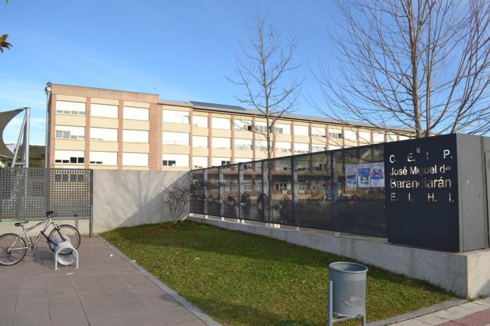 Exterior del colegio José Miguel Barandiarán.