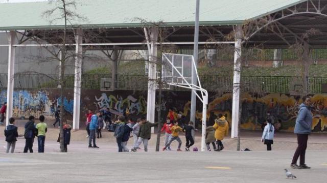 Niños jugando a la hora del recreo en el patio del colegio.