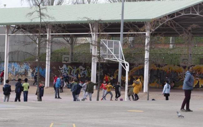 Niños jugando a la hora del recreo en el patio del colegio.